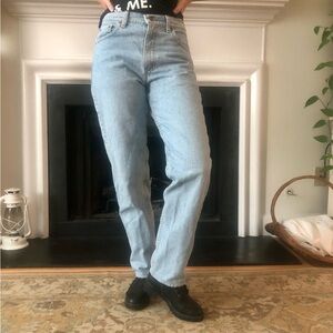 Vintage Levi’s 550 30x30 in great condition! Faded light wash.